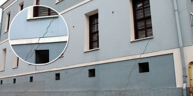 Liseye ait tarihi bina �atlaklar olu�tu, ��renciler tahliye edildi