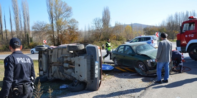 K�tahya'da iki otomobil �arp��t�: 4 yaral�