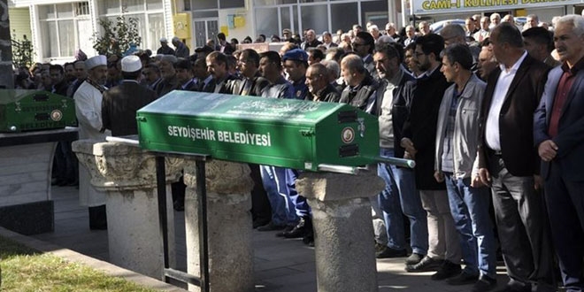 Su dolu kovada bo�ulan bebek topra�a verildi