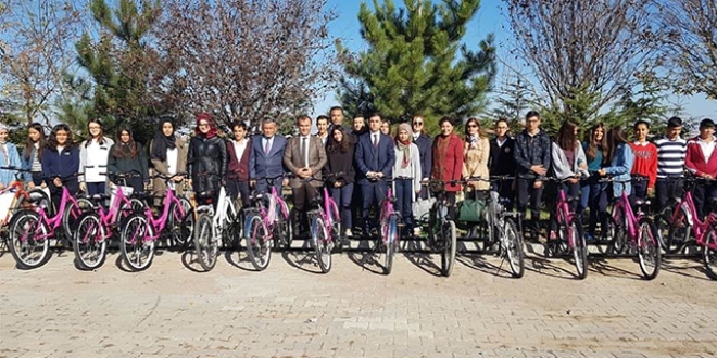 Kaymakam, sağlıklı yaşam için 25 lise öğrencisine bisiklet dağıttı