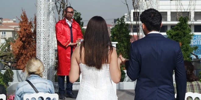 'Kişiye özel' teatral nikah
