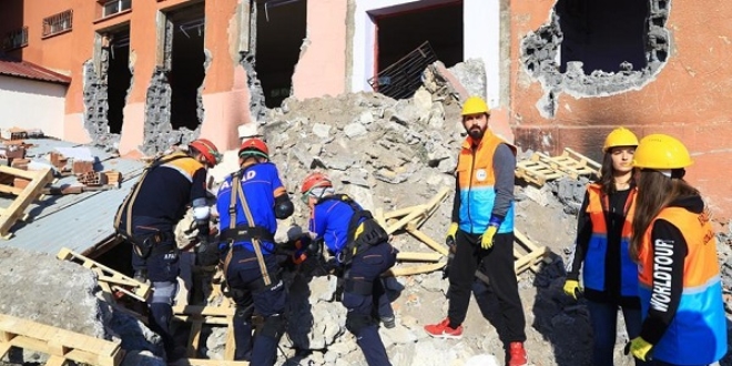 Yıkım kararı verilen okulda deprem tatbikatı