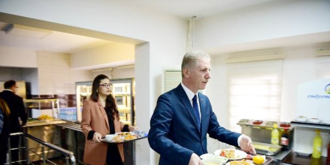 Gaziantep Valisi sıraya girip yemeğini aldı