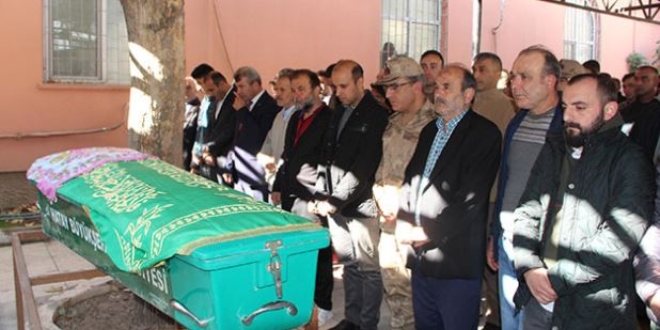 Balkondan düşerek ölen minik Elif, toprağa verildi