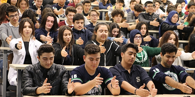 150 öğrenci aynı anda hipnoz oldu