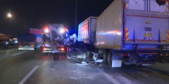 TEM Otoyolu'nda zincirleme trafik kazas�: 1 �l�, 2 yaral�