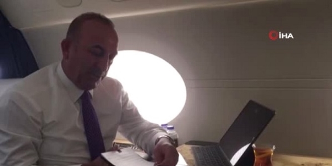 Bakan Çavuşoğlu, uçakta Neşet Ertaş dinleyerek çalıştı