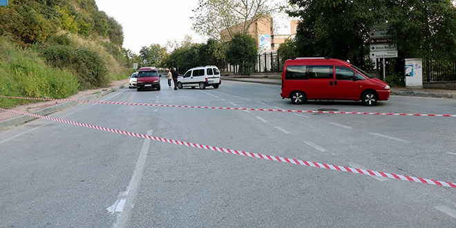 'Tapulu arazim' diyerek caddeyi trafiğe kapattı!