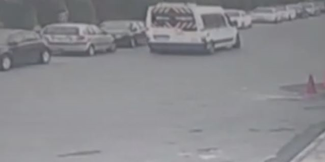 Geri manevra yapan öğrenci servisi yaşlı adama çarptı