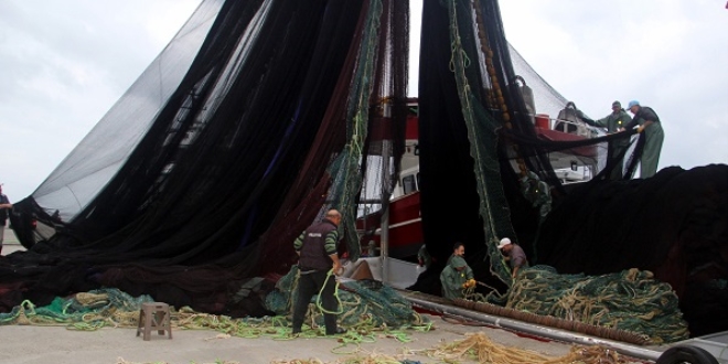 Karadenizli bal�k��lar a�lar�n� hamsi av� i�in onar�yor