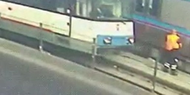 Temizlik yapan işçiye 2 tramvay birden çarptı