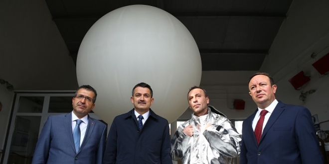 Bakan Pakdemirli, meteorolojik ölçüm balonu uçurdu