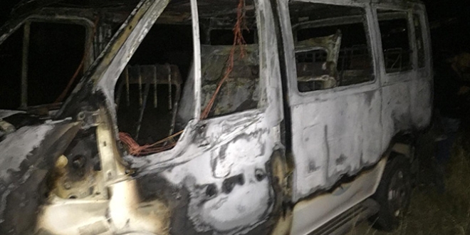 Öğrenci servisi ile çarpışan minibüs alev aldı: 4 yaralı
