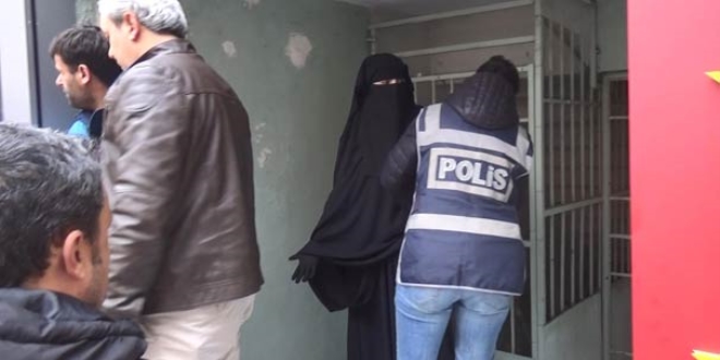 Törende Atatürk aleyhinde slogan atan kadına gözaltı