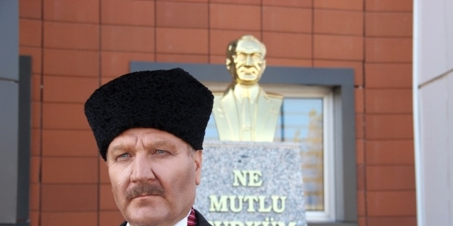 Atatürk'e benzeyen teknisyen dikkat çekiyor