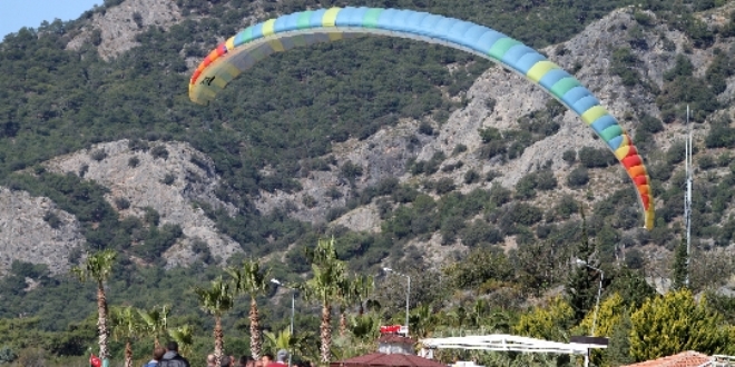 Kasımda deniz ve yamaç paraşütü keyfi