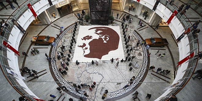 81 ilden gelen topraklarla Atatürk portresi