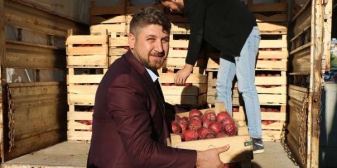 Fırsatçılara inat elmayı bahçeden aldığı fiyata sattı