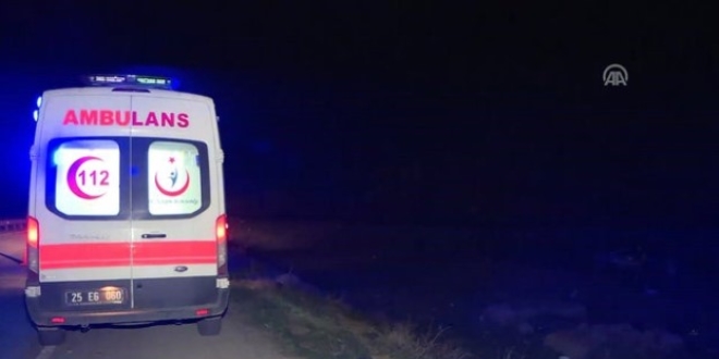 Erzurum'da otomobil tırla çarpıştı: 3 ölü, 1 yaralı