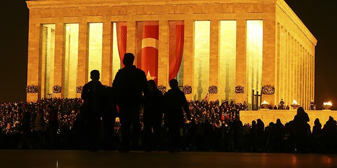 Anıtkabir geç saatlere kadar ziyaretçilerle doldu
