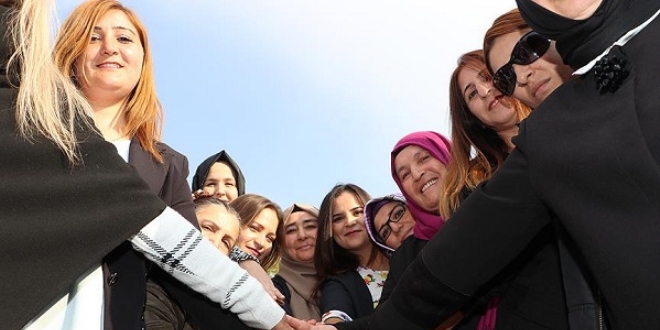 Her mahalleye bir kad�n muhtar i�in yola ��kt�lar