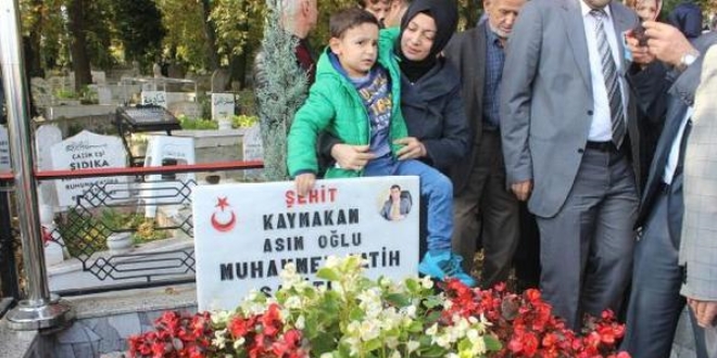 �ehit Kaymakam Safit�rk, mezar� ba��nda an�ld�