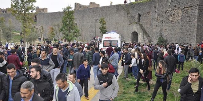 Tarihi surlardan d��en baba ve o�lu a��r yaraland�