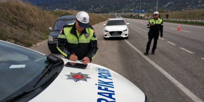 Samsun'da 1 saatte 12 araca radar cezas�