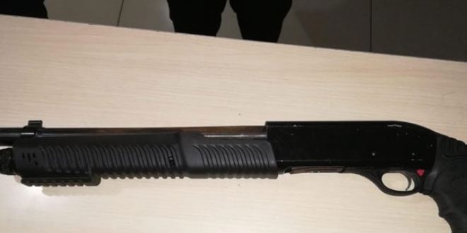 Pompalı tüfekle bara girdi, polisi alarma geçirdi