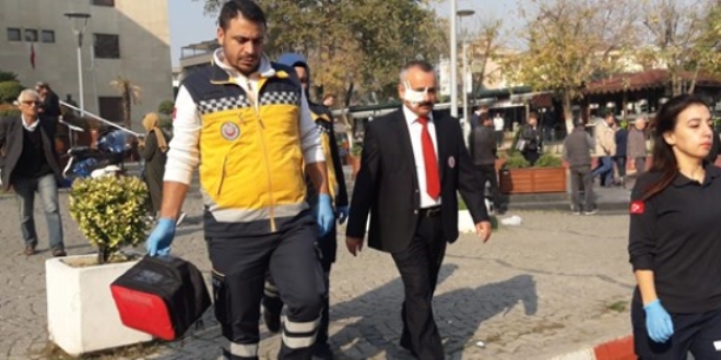 Adliyede mübaşire kafa attı
