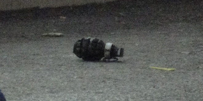 Seyir halindeki motosikletten el bombas� d��t�