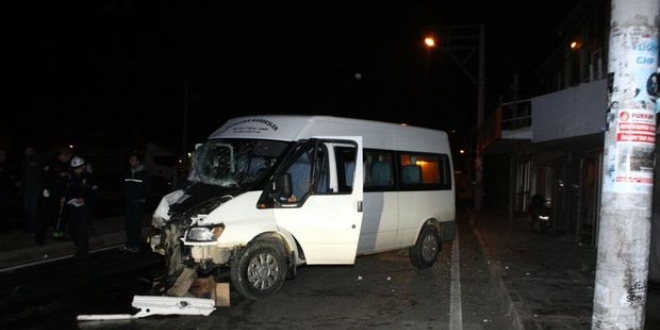 Muğla'da minibüs direğe çarptı: 2 ölü