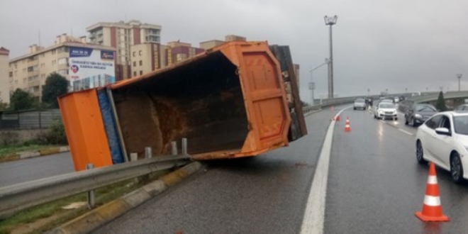 İstanbul'da hafriyat kamyonu devrildi