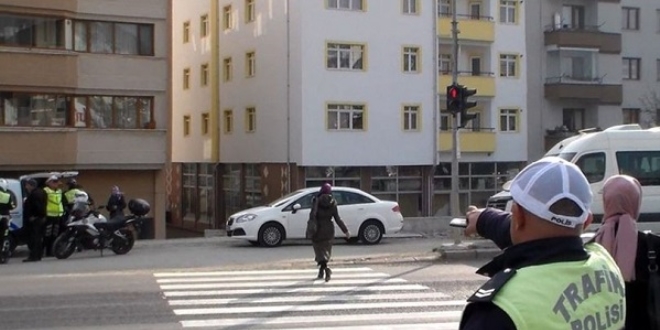 Ceza bu kez araçlara değil ışık ihlali yapan yayalara kesildi!