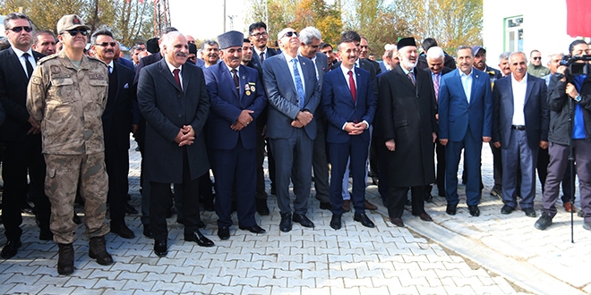 Heyecanlanan muhtar, protokolü kahkahaya boğdu