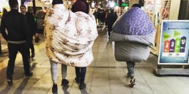 Belediye başkanından yorganla gezen gençlere çay daveti!