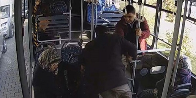 Halk otobüsü şoförü, rahatsızlanan yolcuyu hastaneye yetiştirdi