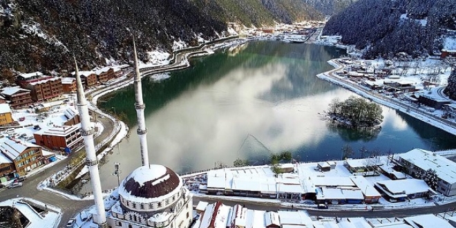 Uzungöl beyaza büründü
