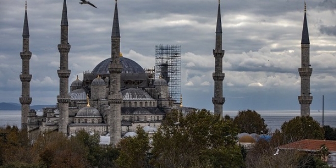 6 minaresiyle ünlü Sultanahmet Camii bir süreliğine 5 minareli