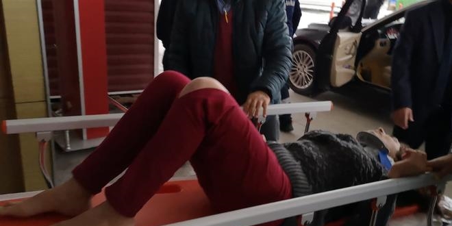 Cam silen kadın, 3'üncü kattan düşerek ağır yaralandı