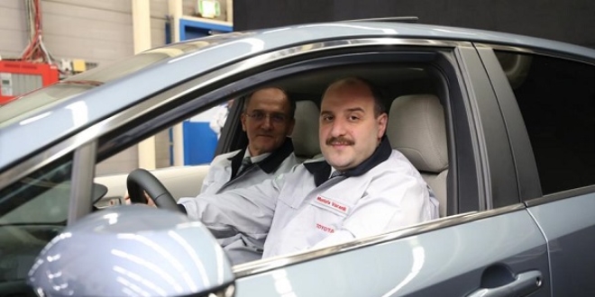 Varank, Toyota Corolla'nın Türkiye'de üretilen ilk hibrit otomobilini test etti