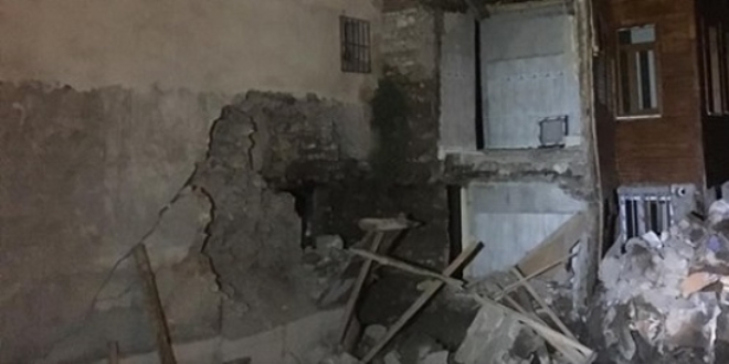 Fatih'te çökme riski nedeniyle 2 bina boşaltıldı