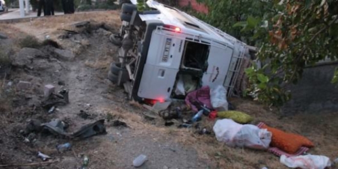 Elazığ'da minibüs şarampole uçtu: 17 yaralı