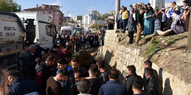 7 yaşındaki çocuk kanalizasyon çukuruna düştü