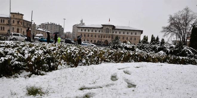Afyonkarahisar'a mevsimin ilk kar yad