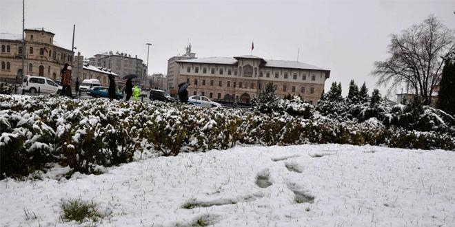 Afyonkarahisar'a mevsimin ilk karı yağdı