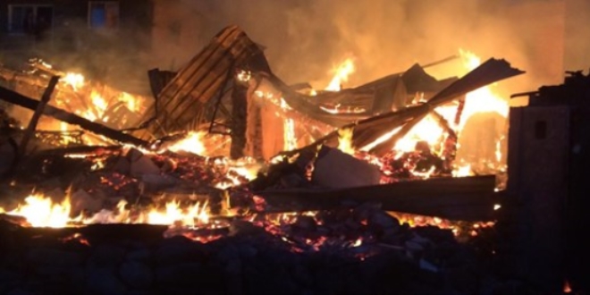 K�yde ��kan yang�nda 5 ev k�le d�nd�