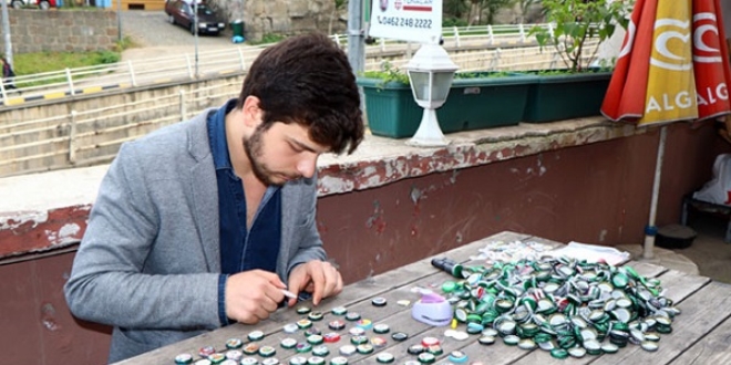 Gazoz kapaklarından magnet yapıp, geliriyle burs veriyor