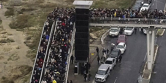Yer: İstanbul... Yollar da, üst geçitler de kilitlendi