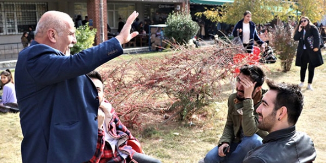 Üniversitelilerin yardımsever 'Süleyman amcası'